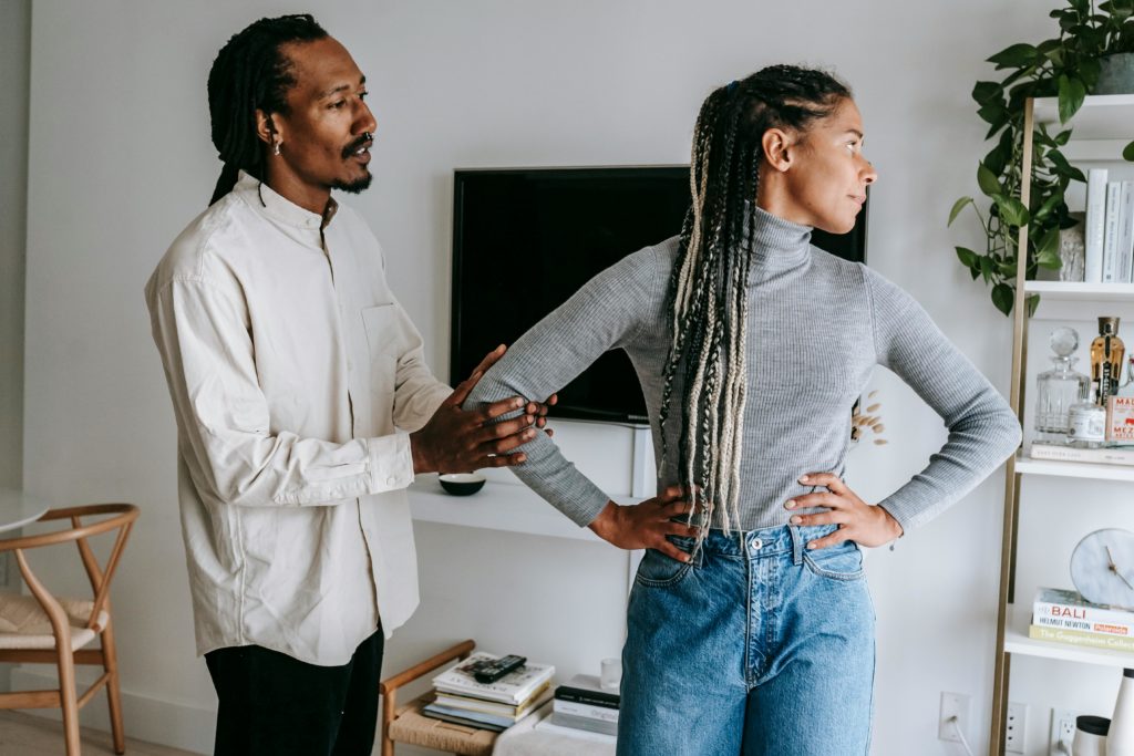 couple qui s'est disputé et qui tente de se réconcilier en se pardonnant